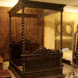 Cama con dosel , Estilo Renacentista, en madera de roble, de principios del siglo XIX.
